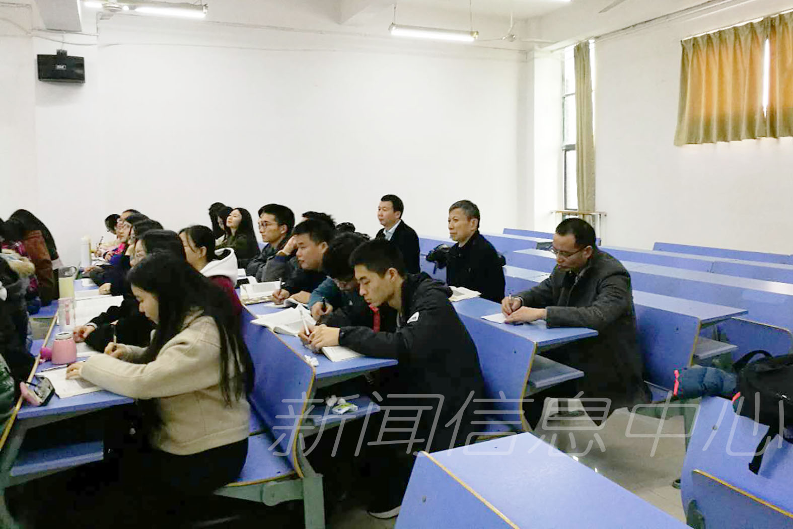 评估专家宋乃庆在听课,并就教案、课程设置、教学进度、课件演示等与任课教师进行了交流。
