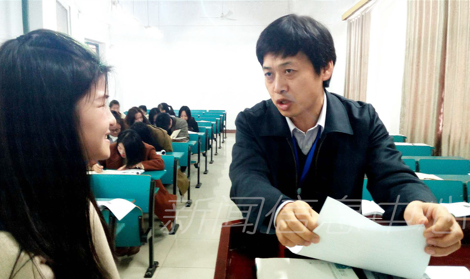 评估专家张敬源走访考察美术学院,进行听课看课,并与学生交流