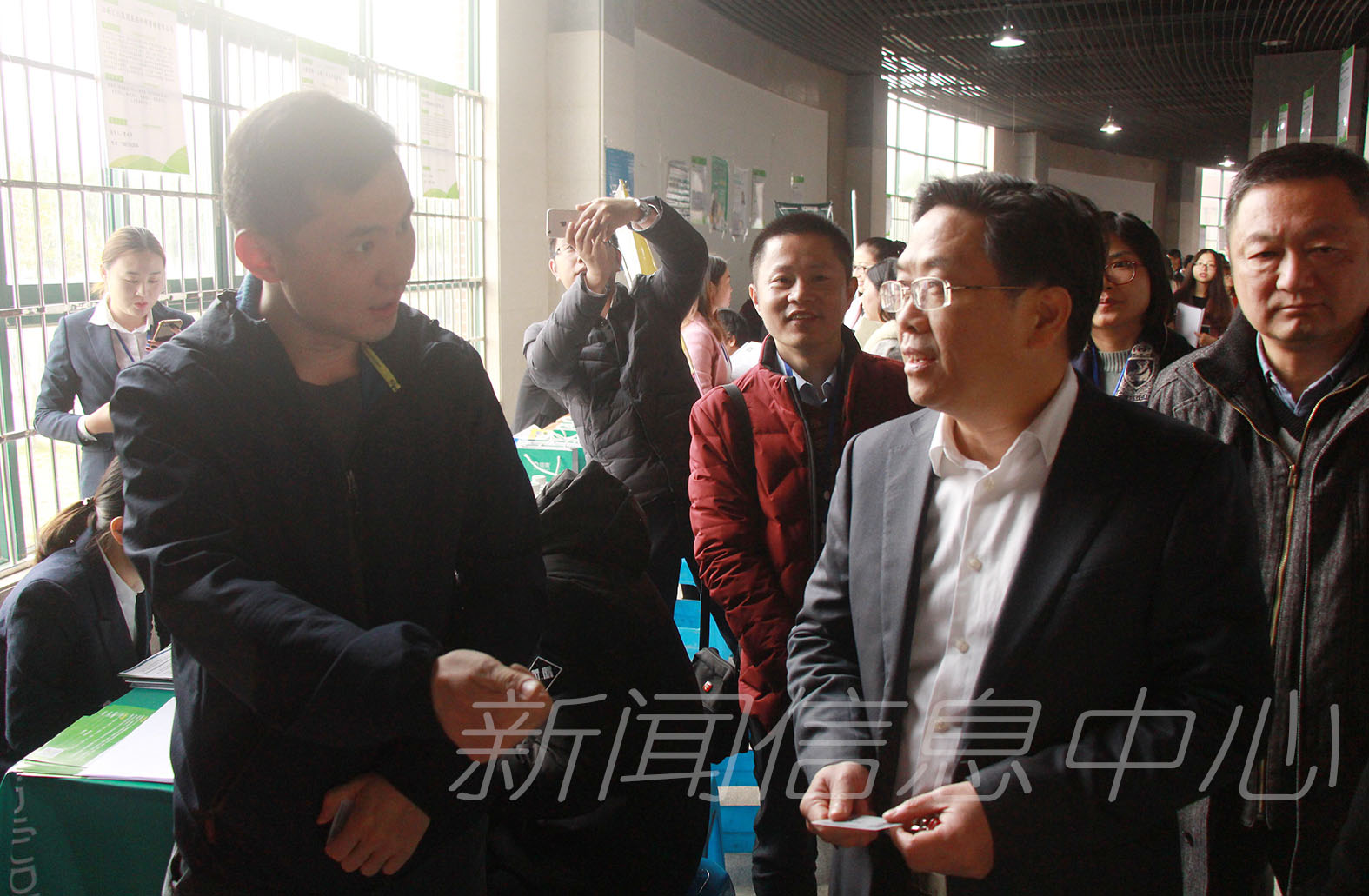 江西省2018届毕业生“互联网+”师范类专场就业招聘会暨我校2018届毕业生供需见面会顺利举行