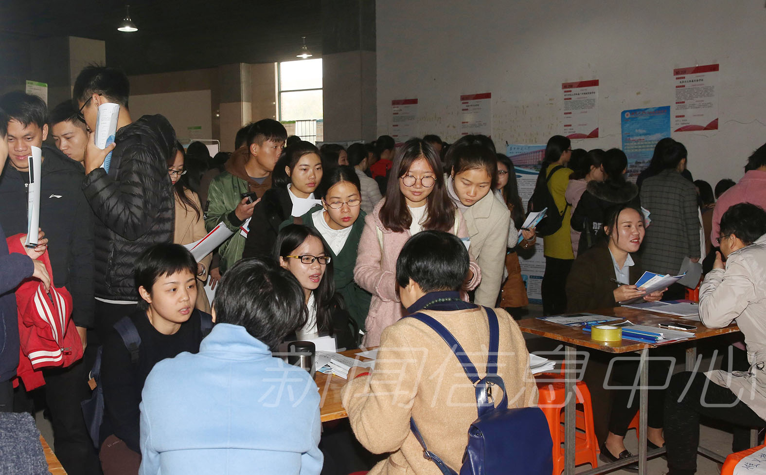 江西省2018届毕业生“互联网+”师范类专场就业招聘会暨我校2018届毕业生供需见面会顺利举行