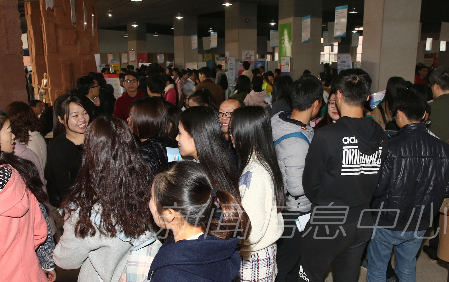 江西省2018届毕业生“互联网+”师范类专场就业招聘会暨我校2018届毕业生供需见面会顺利举行