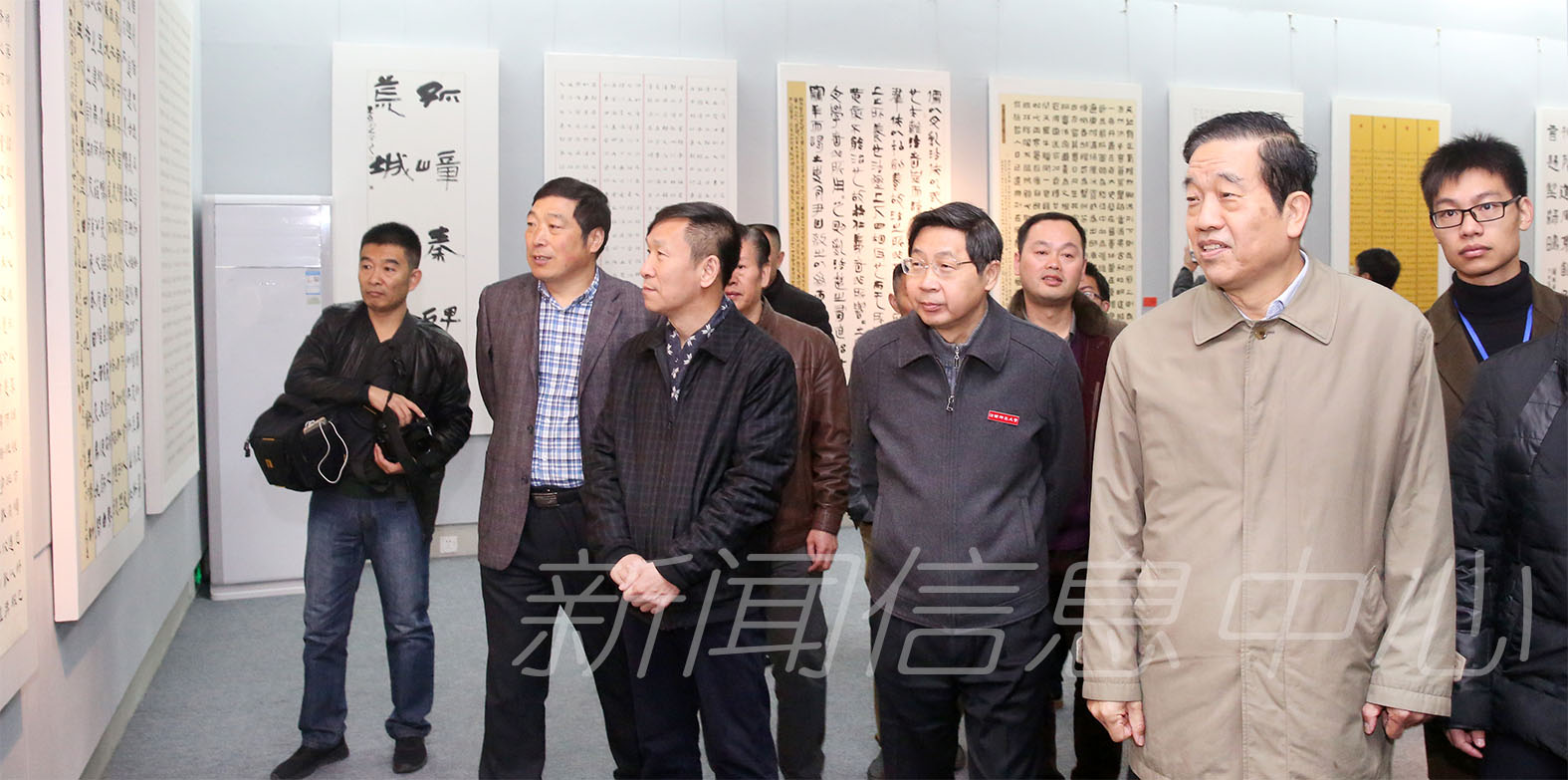 “全国第四届隶书作品展”在我校举办 中国书法家协会主席苏士澍莅临现场指导