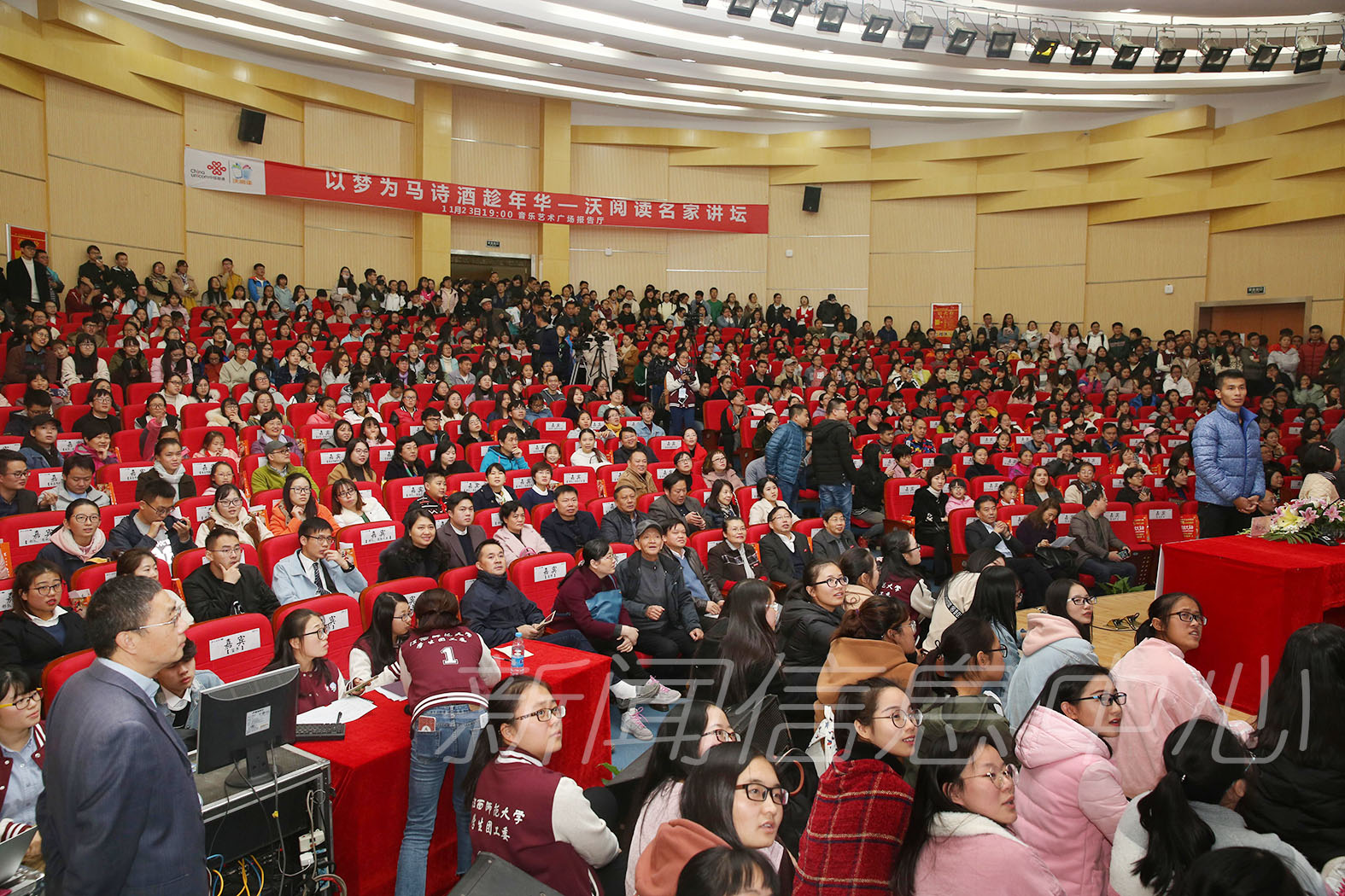 “青春开讲啦”之郦波“诗词与人生”主题报告会顺利举行