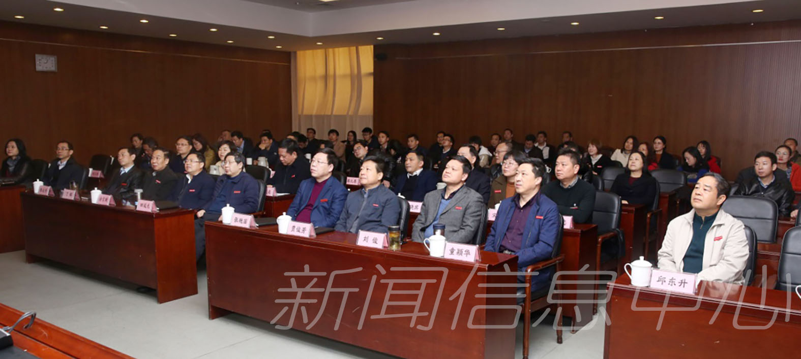 学校师生热切关注2018年全国“两会”胜利召开