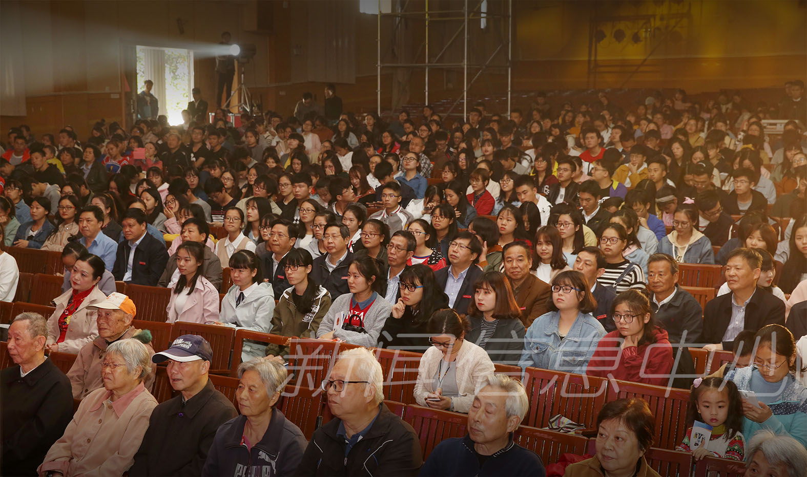学校举行庆祝2017年重阳节暨钻石婚、金婚庆典文艺演出