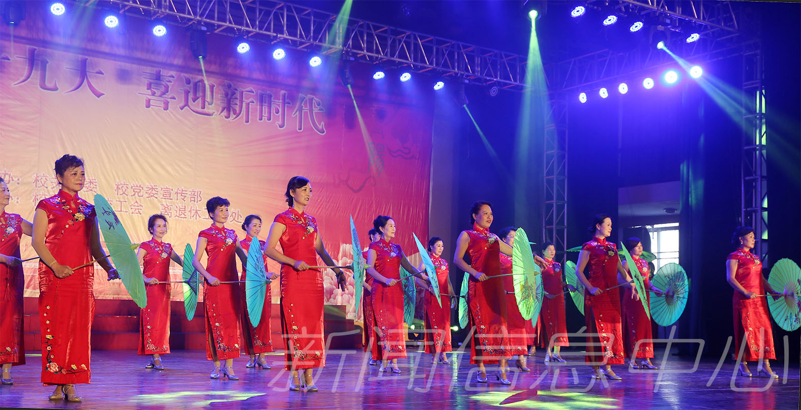 学校举行庆祝2017年重阳节暨钻石婚、金婚庆典文艺演出