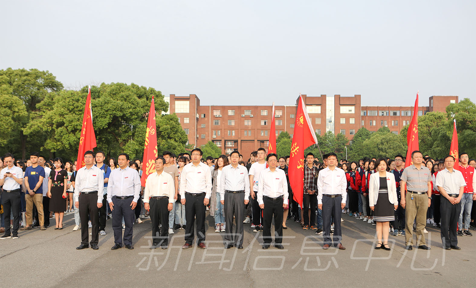 学校举行升国旗仪式纪念“五四”运动99周年