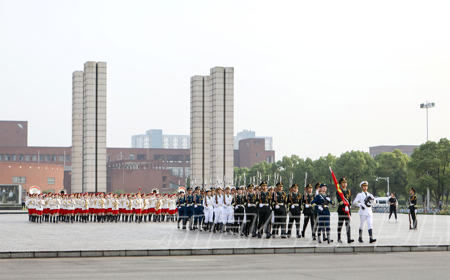学校举行升国旗仪式纪念“五四”运动99周年