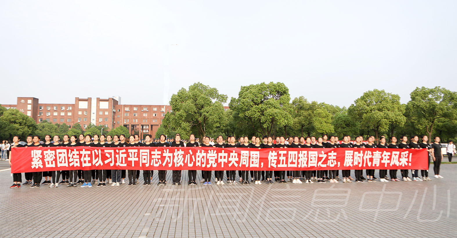 学校举行升国旗仪式纪念“五四”运动99周年