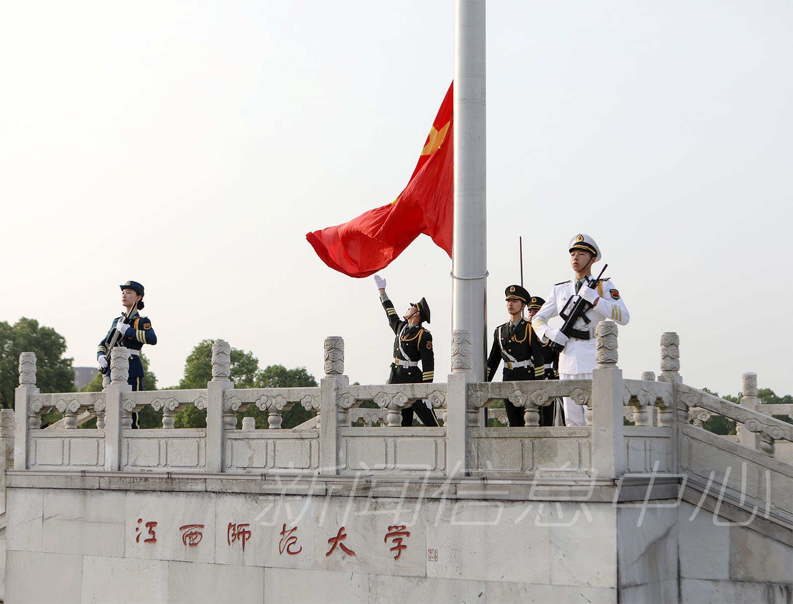 学校举行升国旗仪式纪念“五四”运动99周年