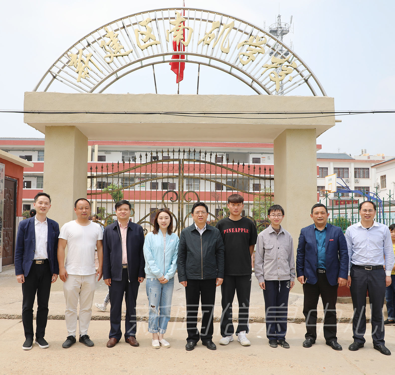 校领导赴南矶中心小学看望慰问音体美专业支教志愿者