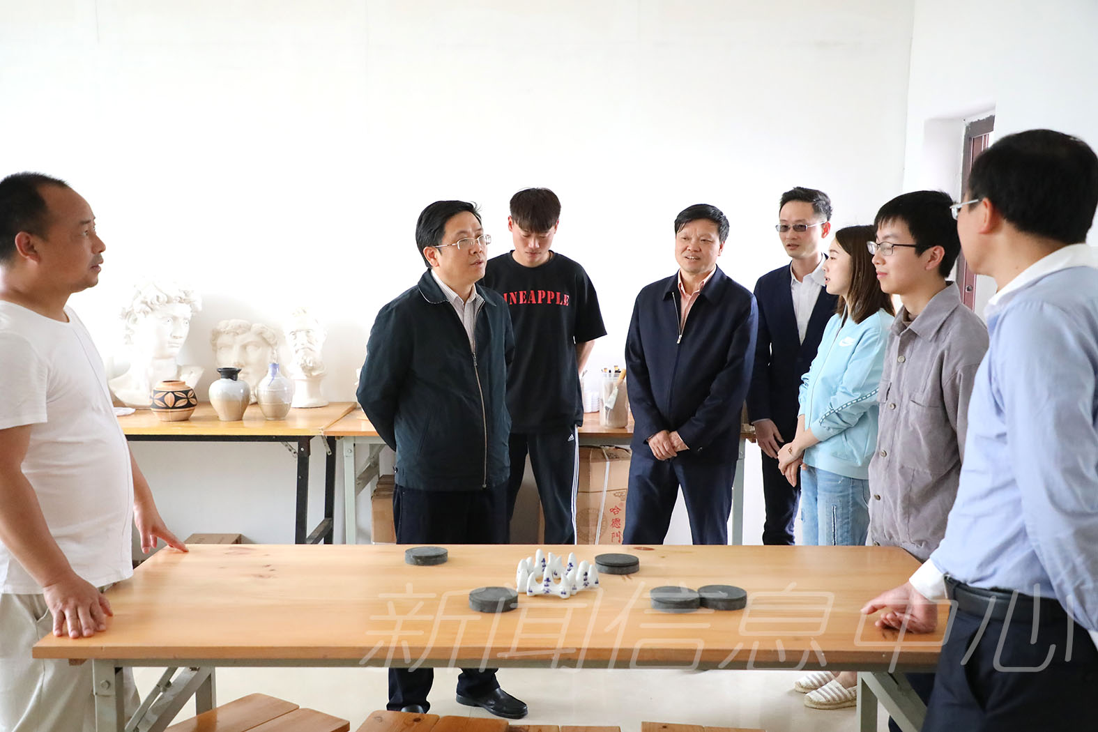 校领导赴南矶中心小学看望慰问音体美专业支教志愿者