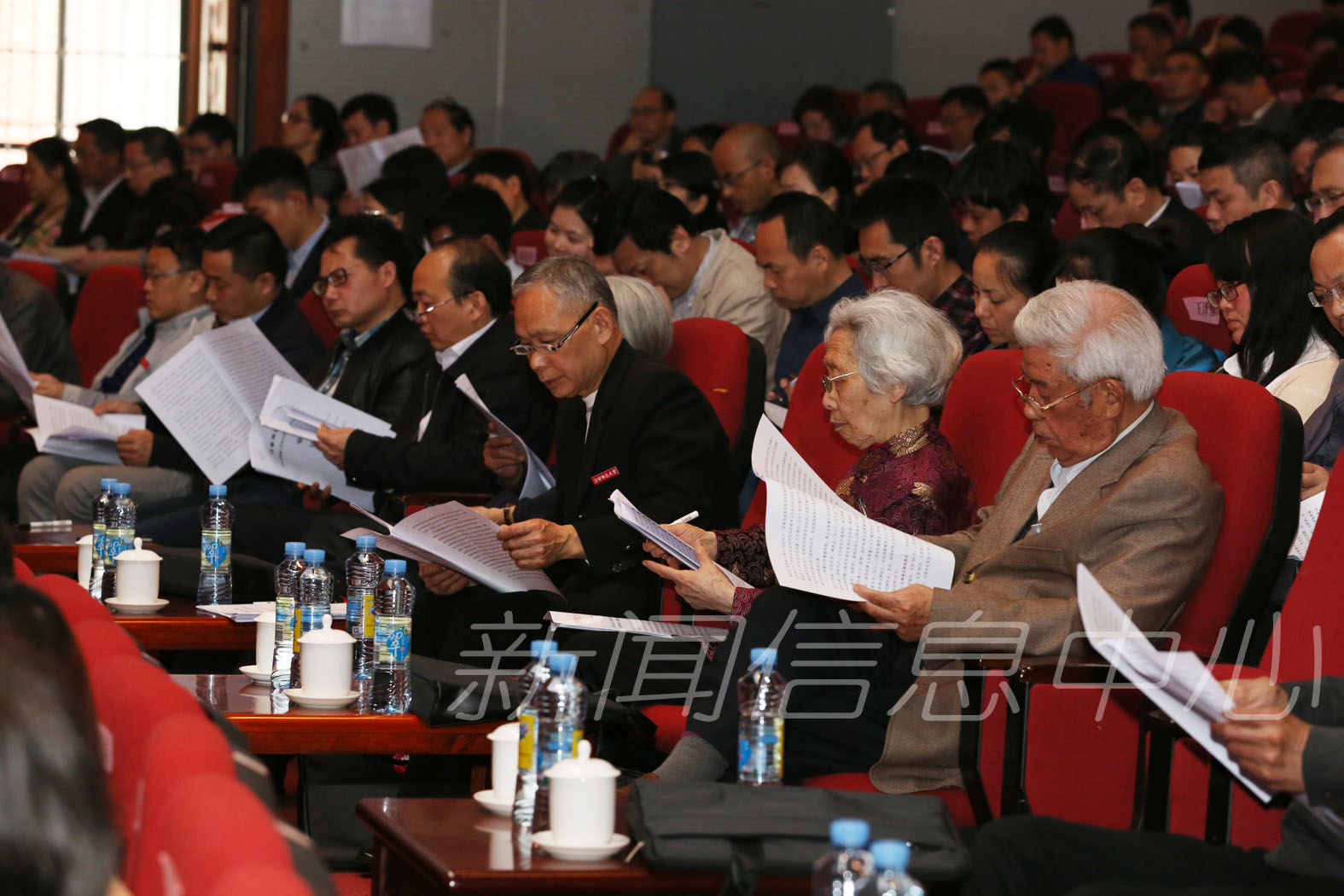 第八届教职工代表大会暨工会会员代表大会第三次会议胜利召开