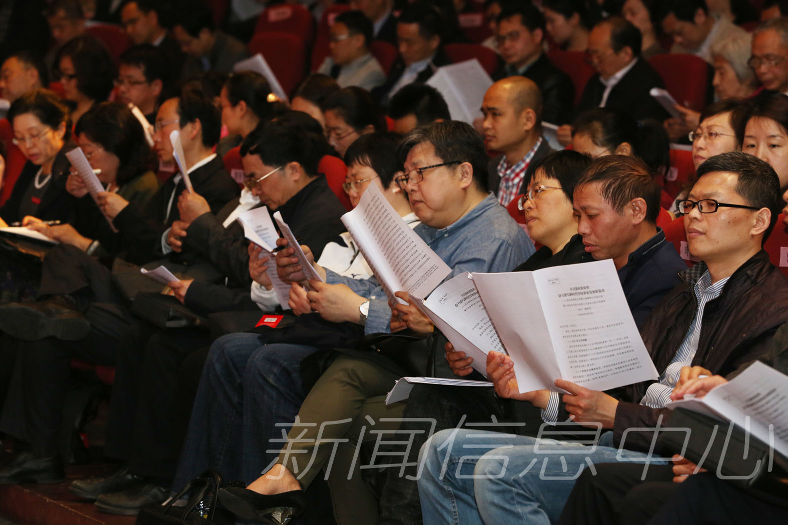 第八届教职工代表大会暨工会会员代表大会第三次会议胜利召开