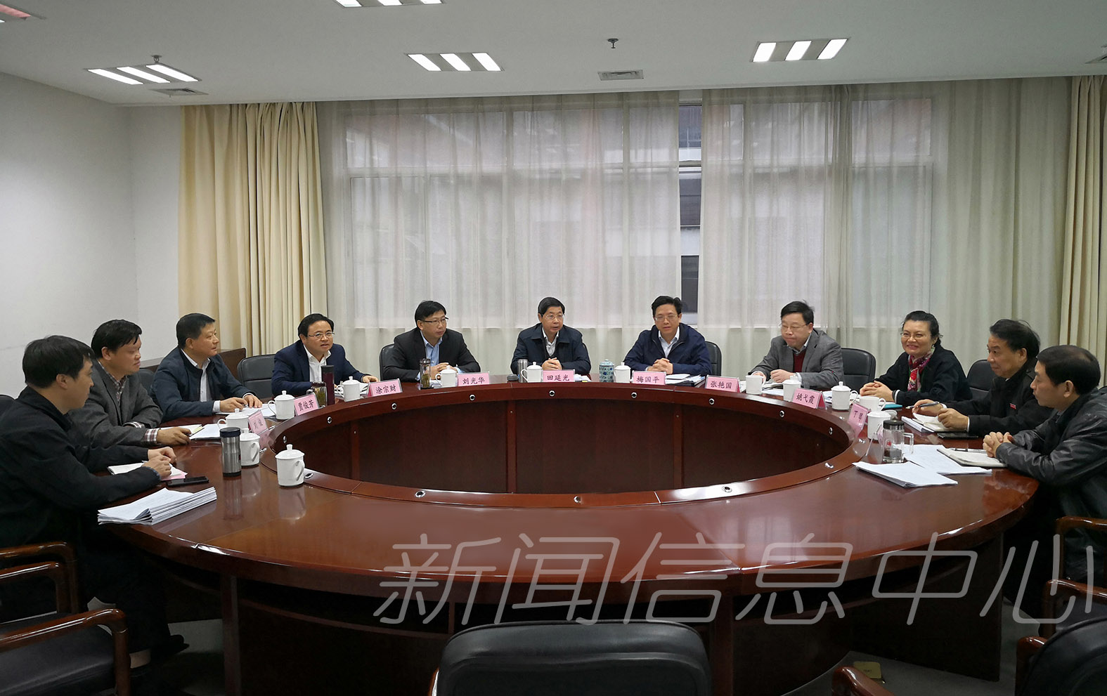 校领导召开工作调度会