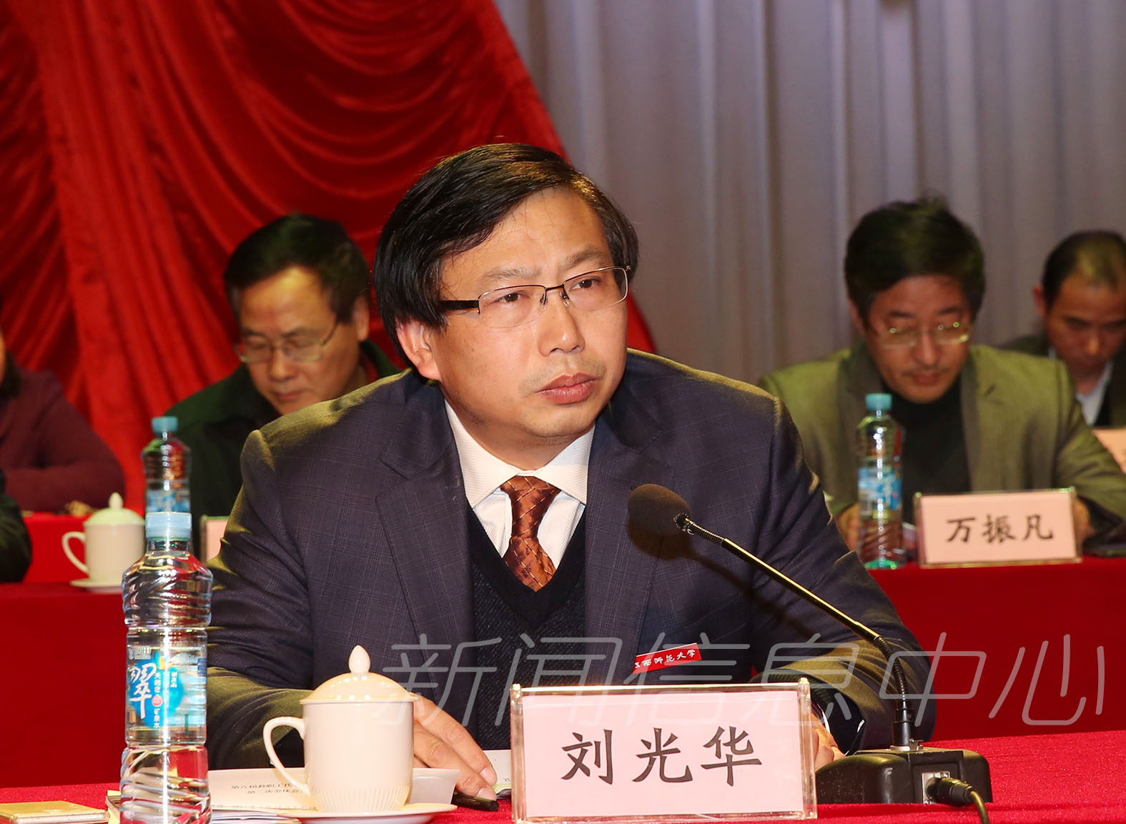 我校八届二次教职工代表大会暨工会会员代表大会顺利闭幕