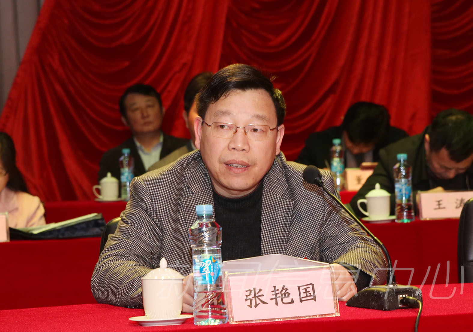 我校八届二次教职工代表大会暨工会会员代表大会顺利闭幕