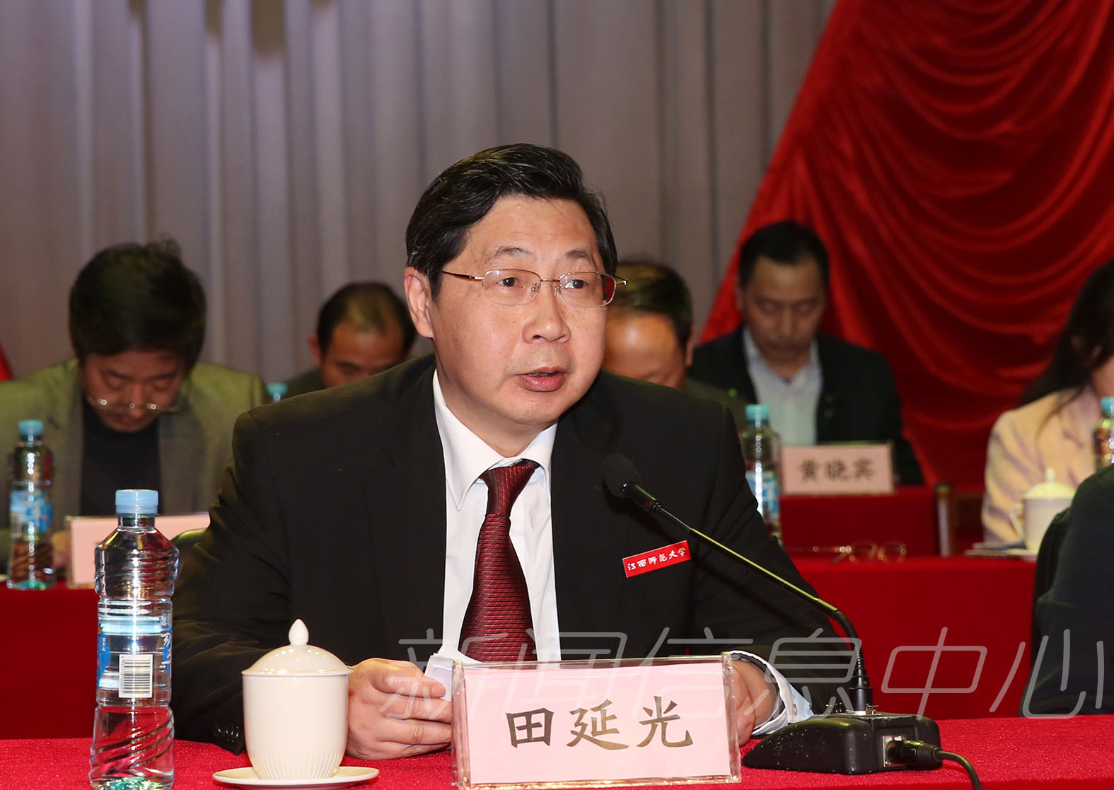 我校八届二次教职工代表大会暨工会会员代表大会顺利闭幕