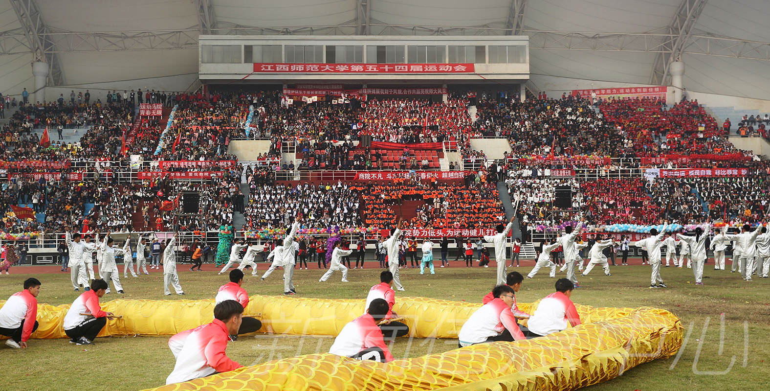 我校第五十四届田径运动会隆重开幕