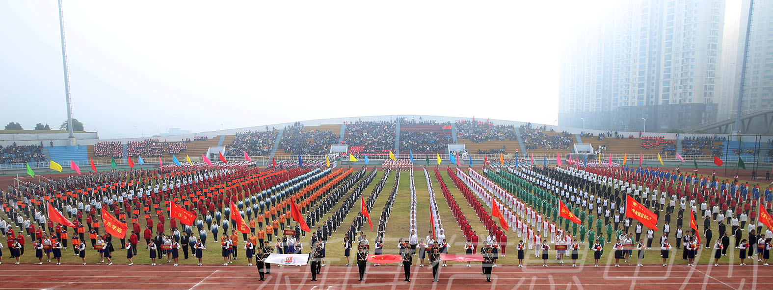 我校第五十四届田径运动会隆重开幕