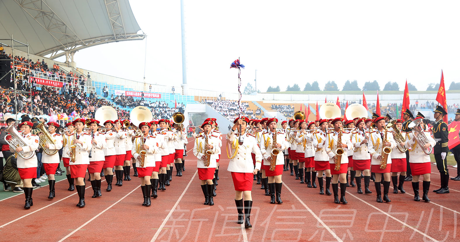 我校第五十四届田径运动会隆重开幕
