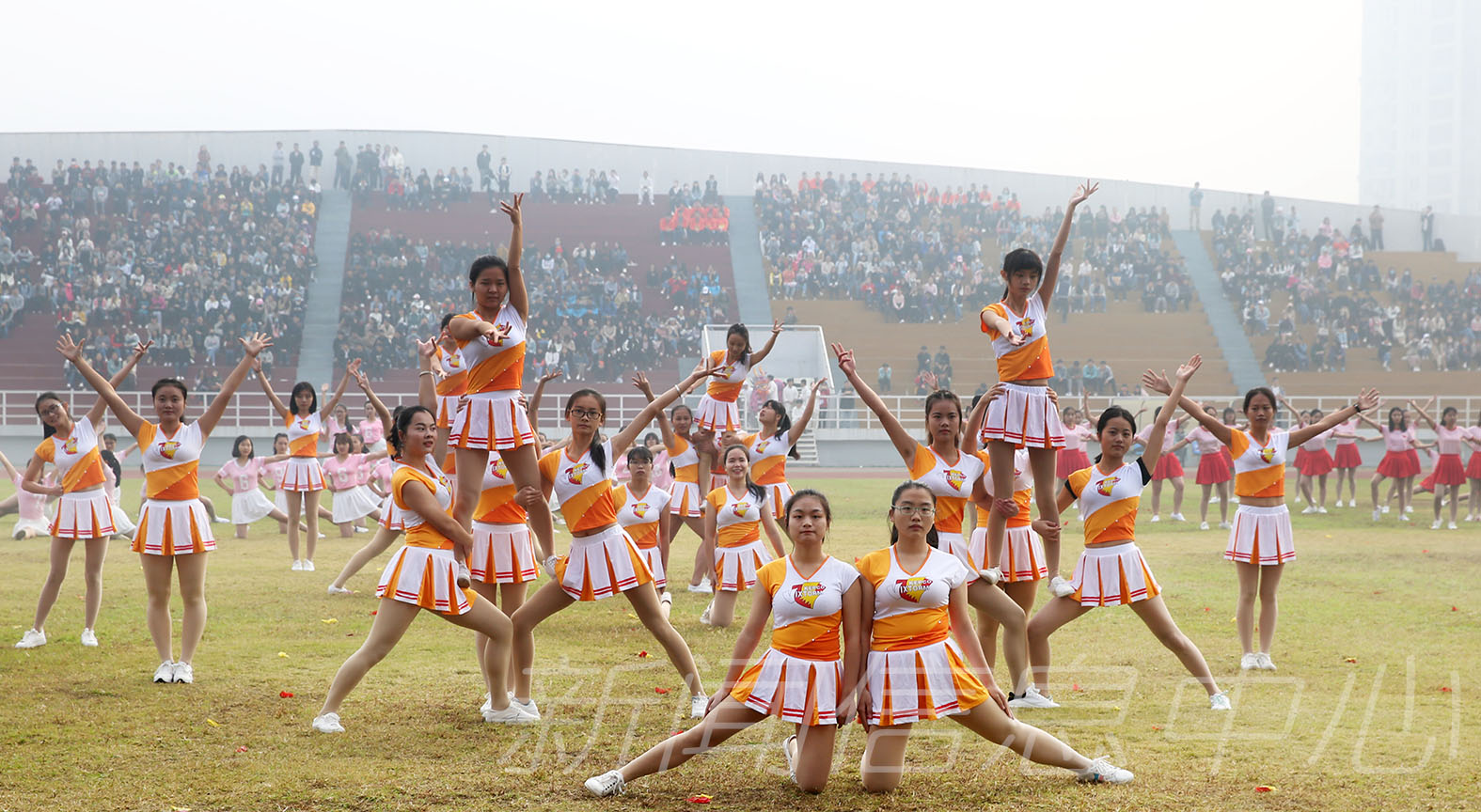 我校第五十四届田径运动会隆重开幕