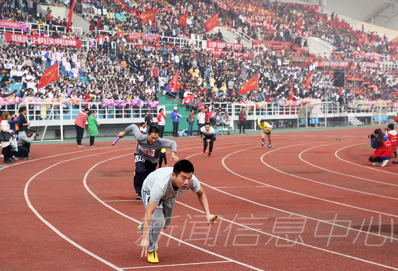 我校第五十四届田径运动会隆重开幕