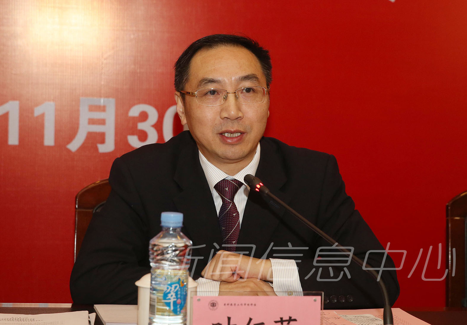 11月30日上午,学校本科教学工作审核评估专家意见反馈会在瑶湖校区知行楼第二报告厅召开。评估专家组全体成员宋乃庆、刘仲奎、李敏、李明斌、王光东、杨兵初、张敬源、蔡柏良、李榕等,省委教育工委副书记、省教育厅厅长叶仁荪,在校学校领导田延光、梅国平、刘光华、张艳国、涂宗财、姚弋霞、贾俊芳、丁晖、刘俊、陈运平,总会计师童颖华出席会议,各学院院长、党委书记、分管教学的副院长,各党政管理部门及业务单位主要负责人,学校教学督导组和学工督导组组长、评建办主要工作人员及联络员参加会议。