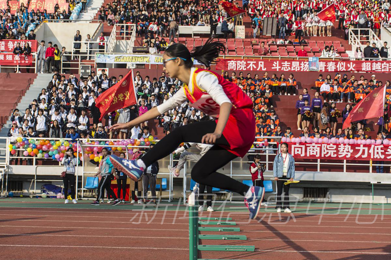 我校第五十四届运动会胜利闭幕