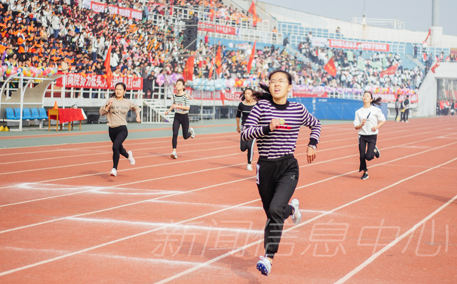 我校第五十四届运动会胜利闭幕