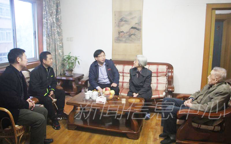 校领导走访慰问老党员、困难党员